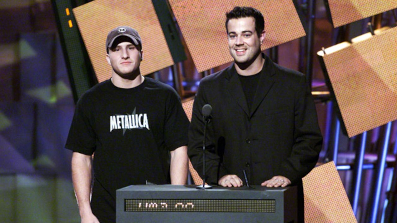 Shawn Fanning from Napster wearing a Metallica shirt to the 2000 MTV Awards